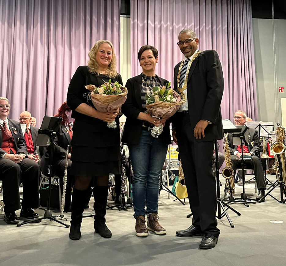 Ehrung für ehrenamtliches Engagement für Yvonne Blesch und Gaby Schlenker durch Oberbürgermeister John Ehret in Leimen.